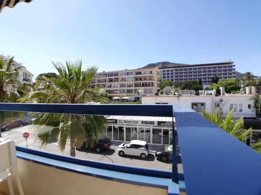 un balcón con un coche aparcado en un aparcamiento en Sunny, center Albir apartment, en Alfaz del Pi