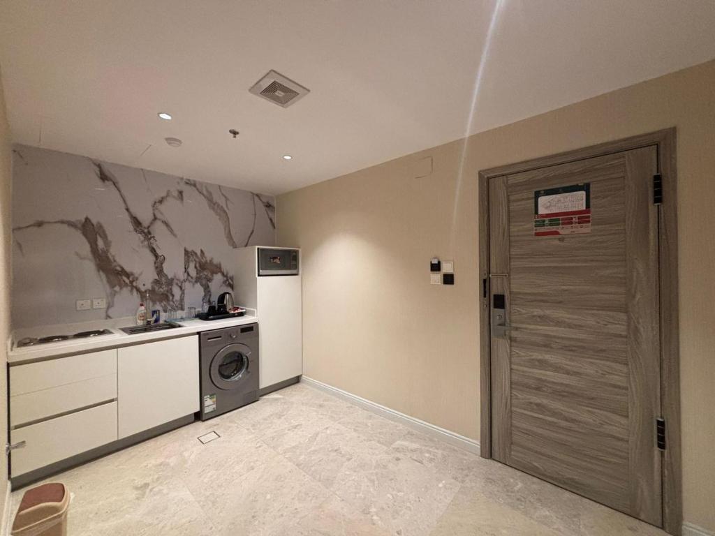 Kuchyň nebo kuchyňský kout v ubytování Grand Line Hotel
