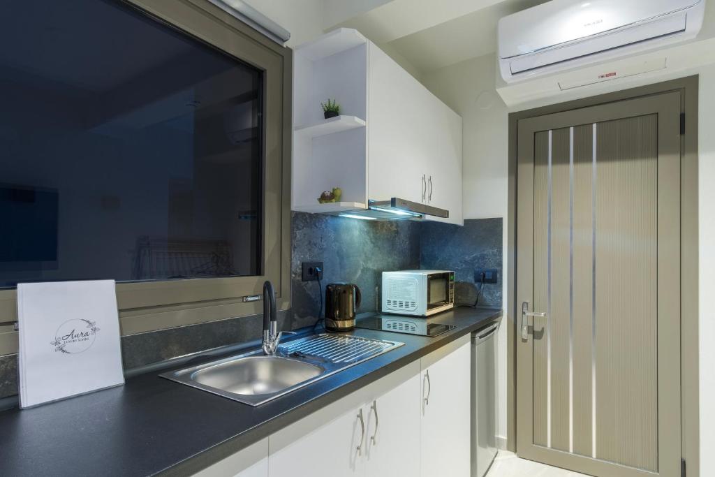 Kuchyň nebo kuchyňský kout v ubytování Aura Luxury Suites - Olympiada Seaside Getaways