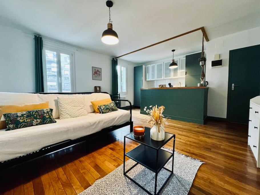 un salon avec un canapé et une table dans l'établissement L'Evasion, Rennes, à Rennes