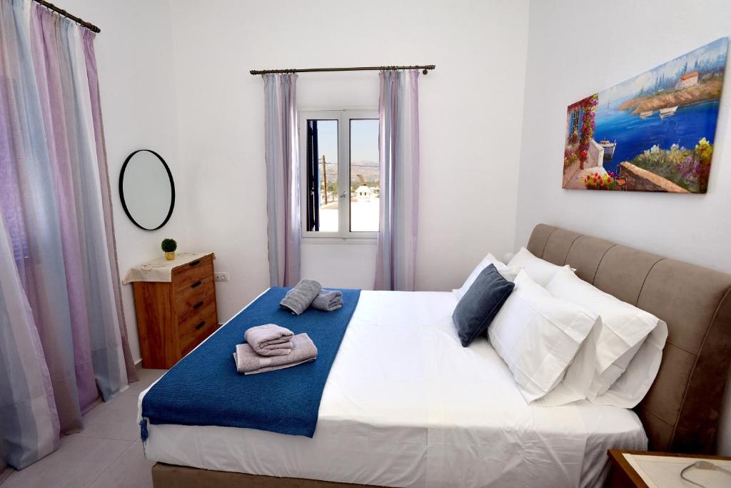 En eller flere senge i et værelse på Athina's house