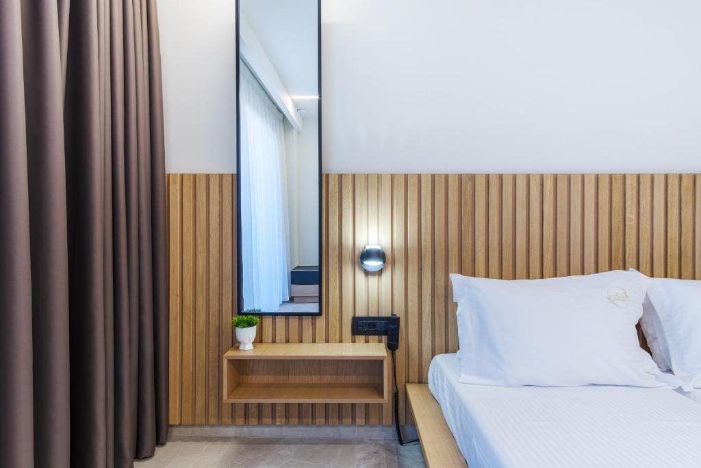 Postel nebo postele na pokoji v ubytování Aura Luxury Suites - Olympiada Seaside Getaways