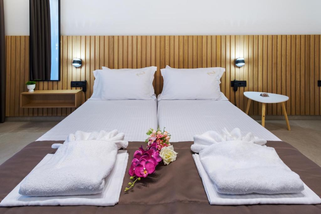 Postel nebo postele na pokoji v ubytování Aura Luxury Suites - Olympiada Seaside Getaways
