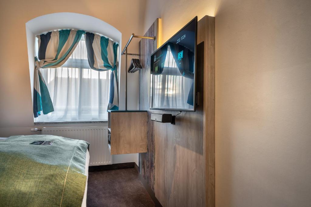 TV a/nebo společenská místnost v ubytování Hotel Hansestadt Lübeck