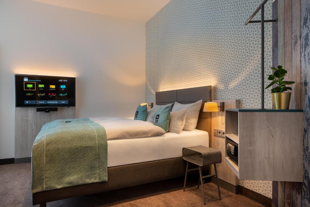 Postel nebo postele na pokoji v ubytování Hotel Hansestadt Lübeck
