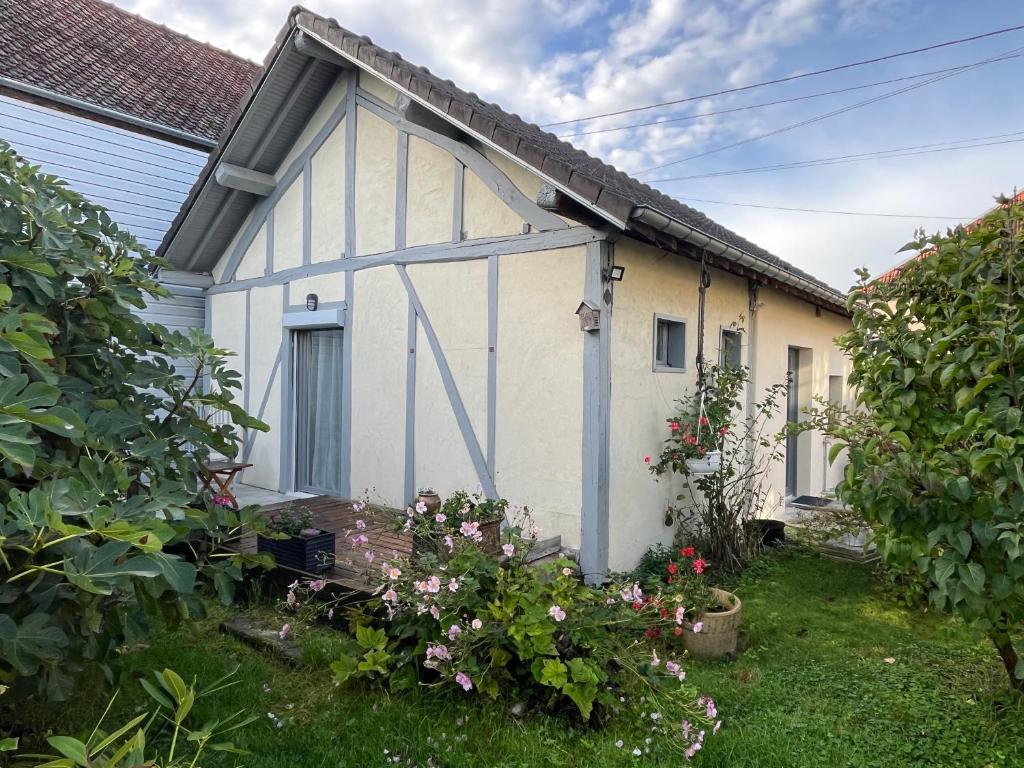 una casa bianca con una porta in un cortile di Maison Colette a Sainte-Maure