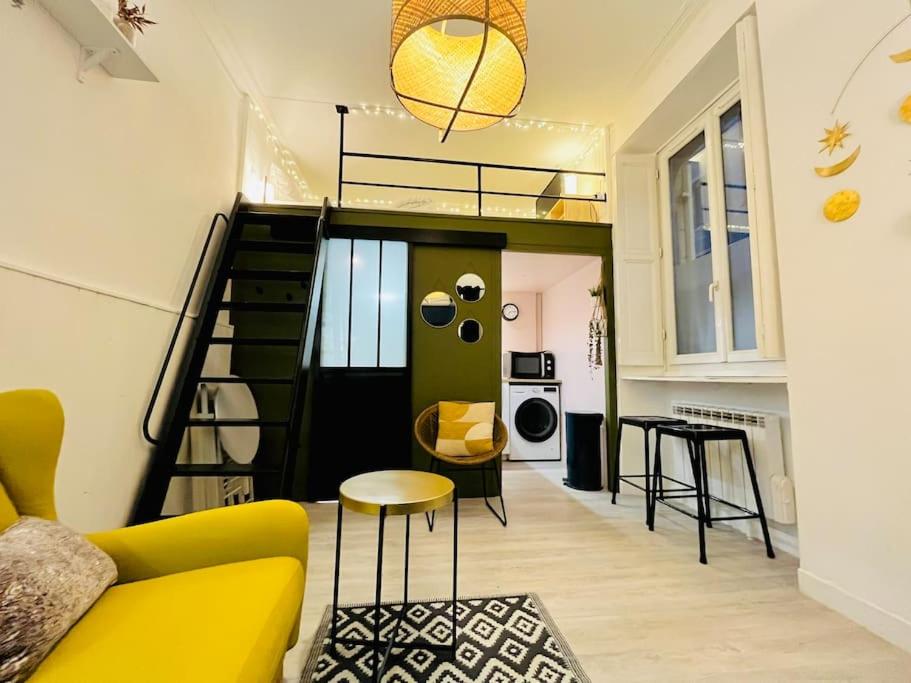 - un salon avec un canapé jaune et un escalier dans l'établissement Le petit Saint Mihel - Adolphe Moitié bleu, à Nantes