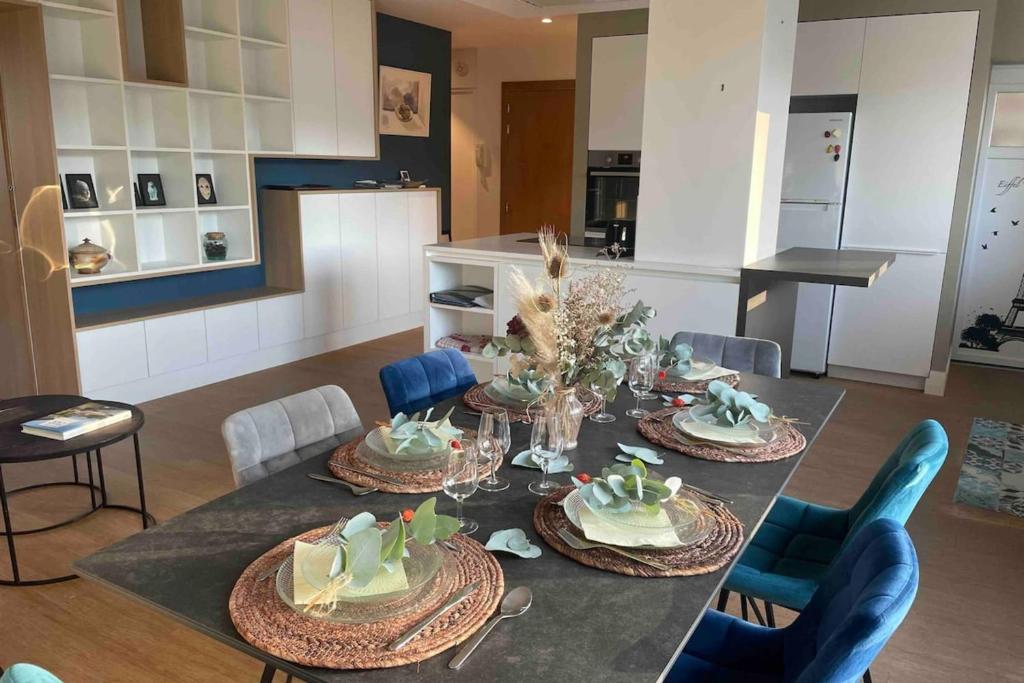 - une table avec des assiettes de nourriture dans la cuisine dans l'établissement Appartement spacieux et lumineux, à Aix-les-Bains