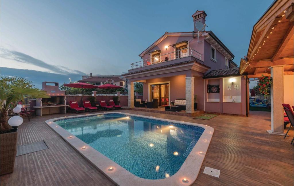 Bazén v ubytování Holiday Home Betiga Cr nebo v jeho okolí