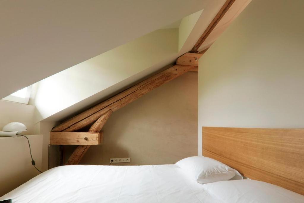 Postel nebo postele na pokoji v ubytování GRAACE House Suites