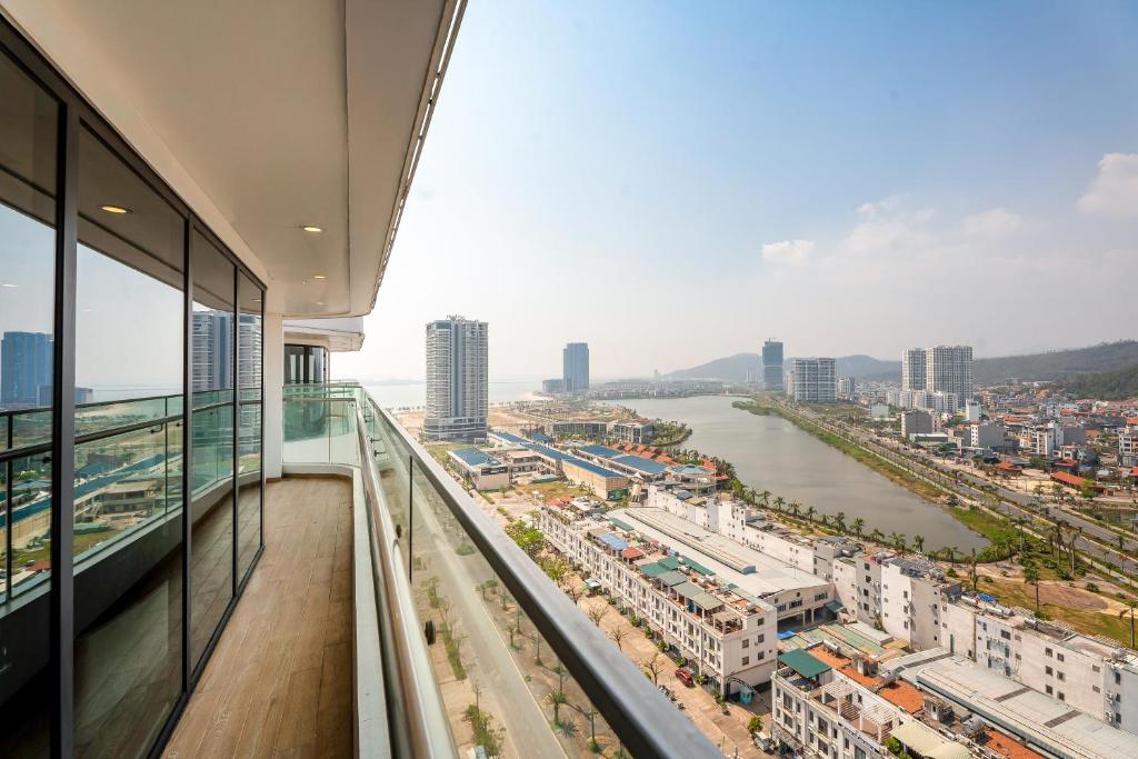 Blick auf die Stadt von einem Gebäude in der Unterkunft DeLaSea Ha Long Hotel - Modern Bayview Escape in Hạ Long