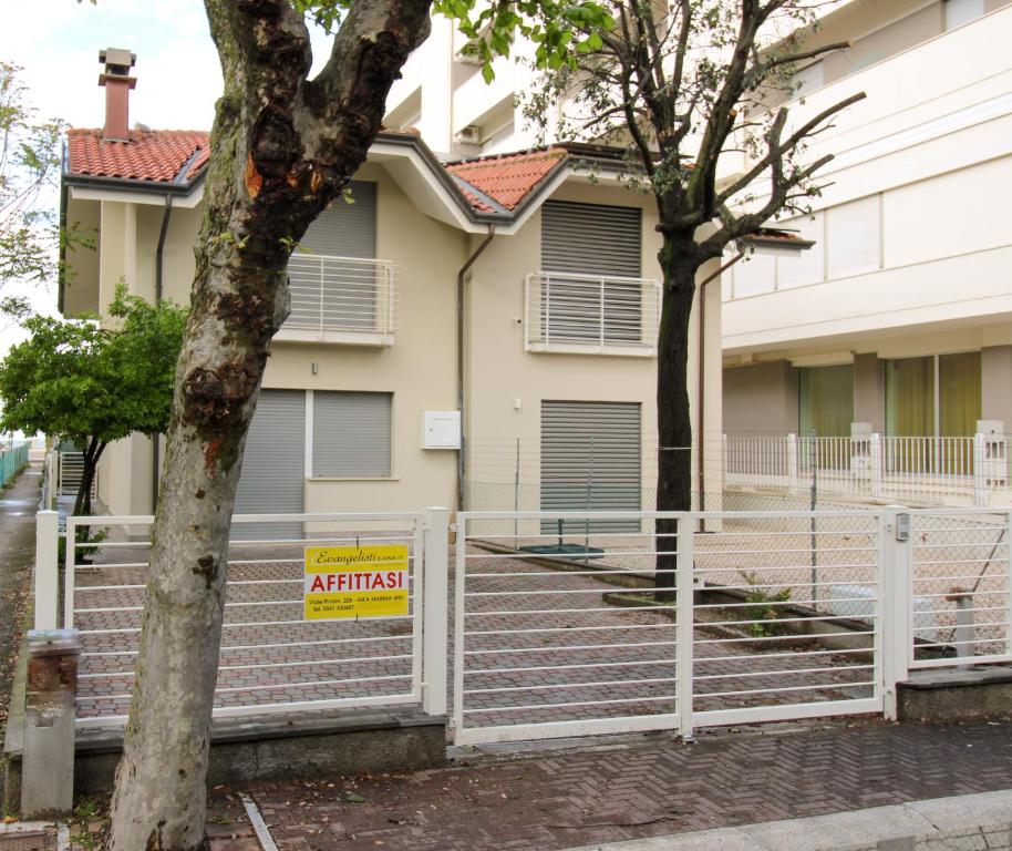une clôture devant une maison avec un panneau d'avertissement dans l'établissement 62 Villa Vespucci Evangelisti Casa, à Bellaria-Igea Marina