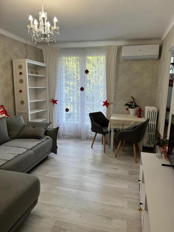 un salon avec un canapé et une table dans l'établissement Anahit, à Nice