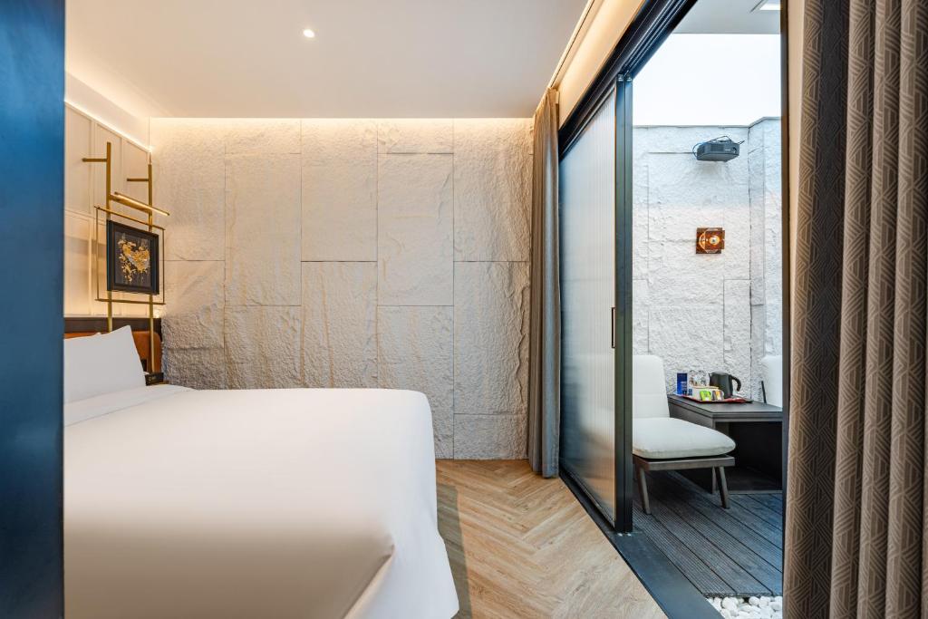 Postel nebo postele na pokoji v ubytování Beijing Tangfu Sanlitun BOUTIQUE Hotel---Breakfast, restaurant and bar, close to Tian'anmen Square Forbidden City Temple of Heaven, laundry, gym, robot, ticket service, located in city center Metro line 2, one station to Airport Express