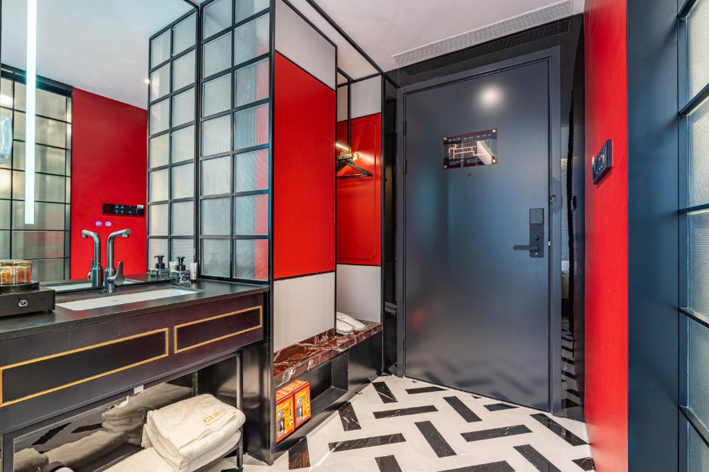 Koupelna v ubytování Beijing Tangfu Sanlitun BOUTIQUE Hotel---Breakfast, restaurant and bar, close to Tian'anmen Square Forbidden City Temple of Heaven, laundry, gym, robot, ticket service, located in city center Metro line 2, one station to Airport Express