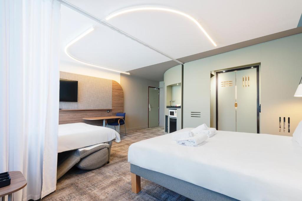 Postel nebo postele na pokoji v ubytování Novotel Suites Nancy Centre