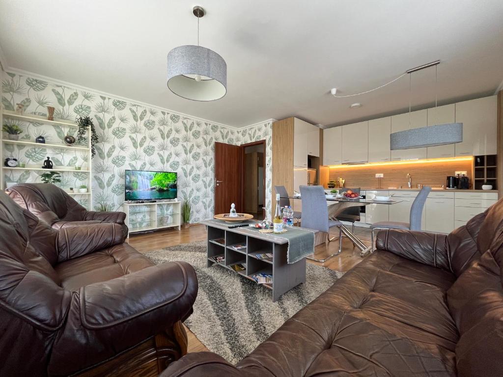 Picture of This Penthouse Overlooks Central Park—But Feels Like It Could Be on a ...