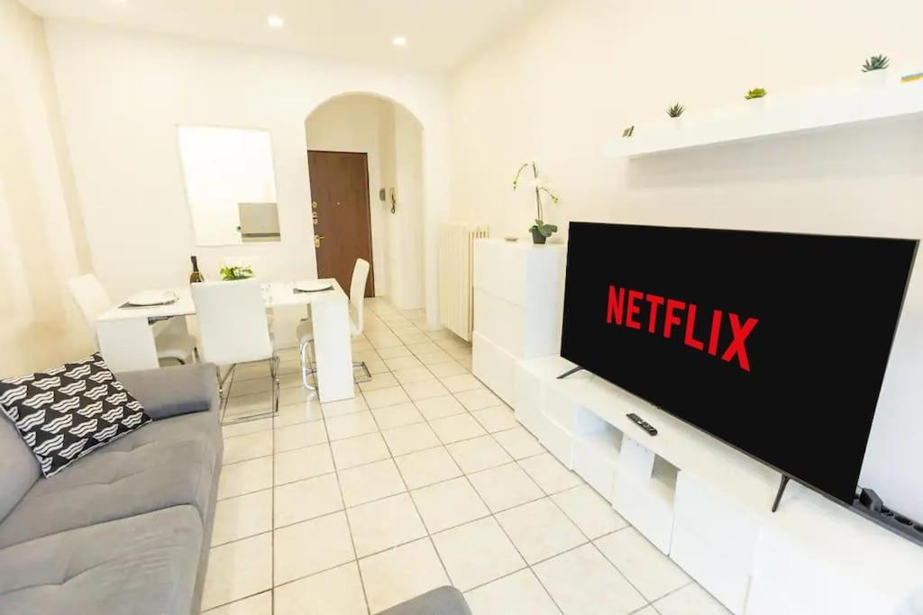 a living room with a netflix sign on a wall at La Casa di Pan in Cremeno