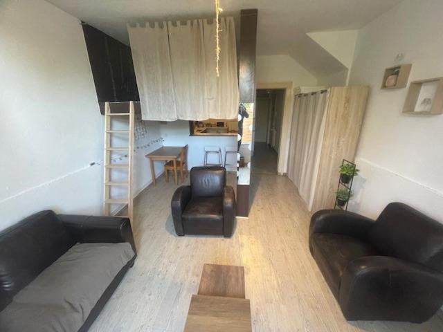 un salon avec un canapé et une table dans l'établissement T1 Proche centre et cité Tirlet, à Châlons-en-Champagne