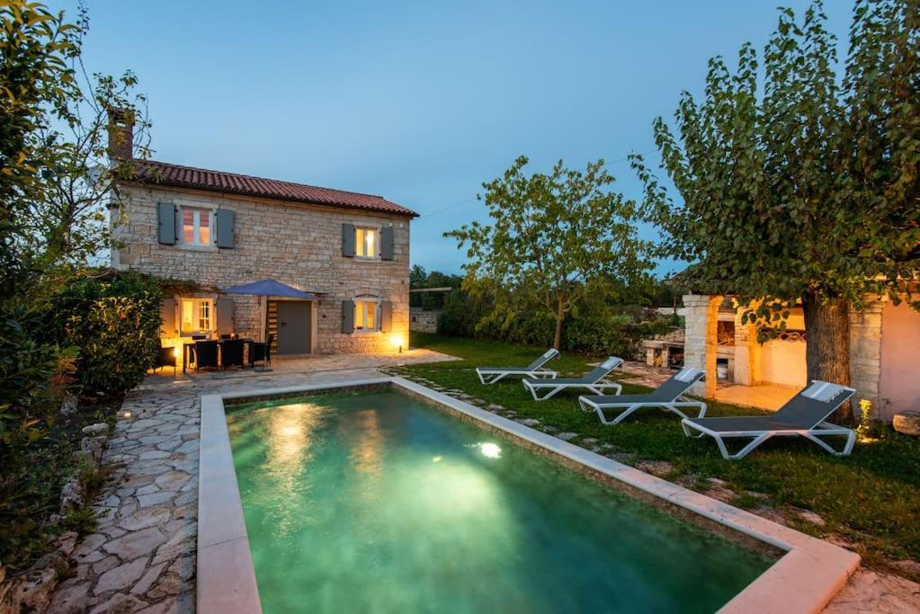 Πισίνα στο ή κοντά στο Villa Eufemia