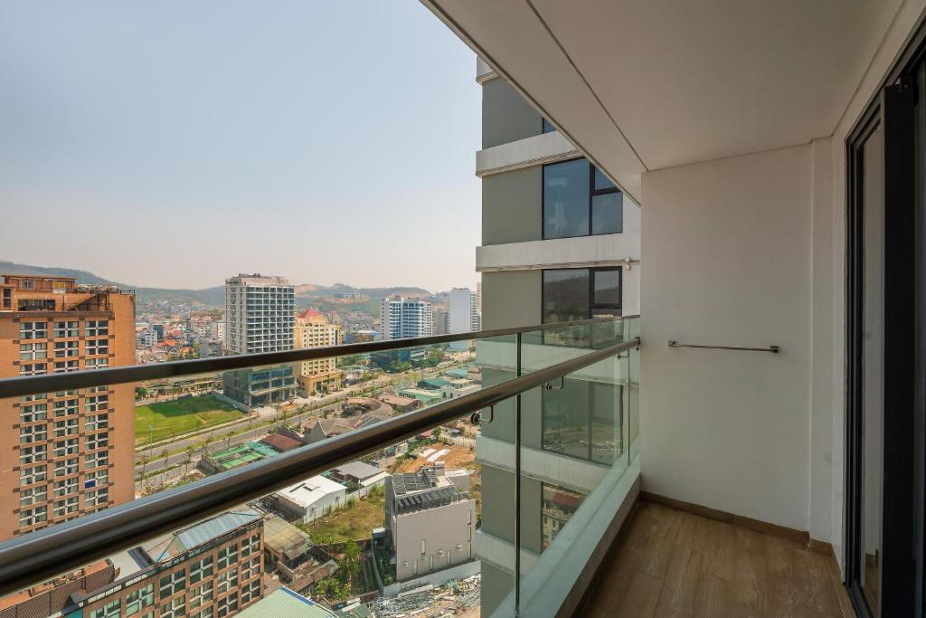 DeLaSea Ha Long Hotel - Modern Bayview Escape - 1