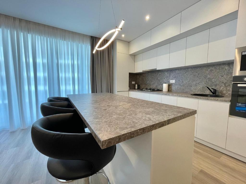 Η κουζίνα ή μικρή κουζίνα στο Apartament No 403 Lebada Lake Residence