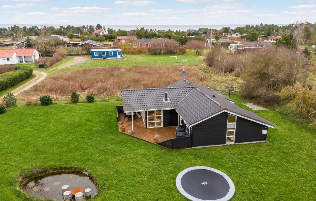 Una vista aérea de una casa negra en un campo verde. en Nice Home In Glesborg With Sauna, en Glesborg