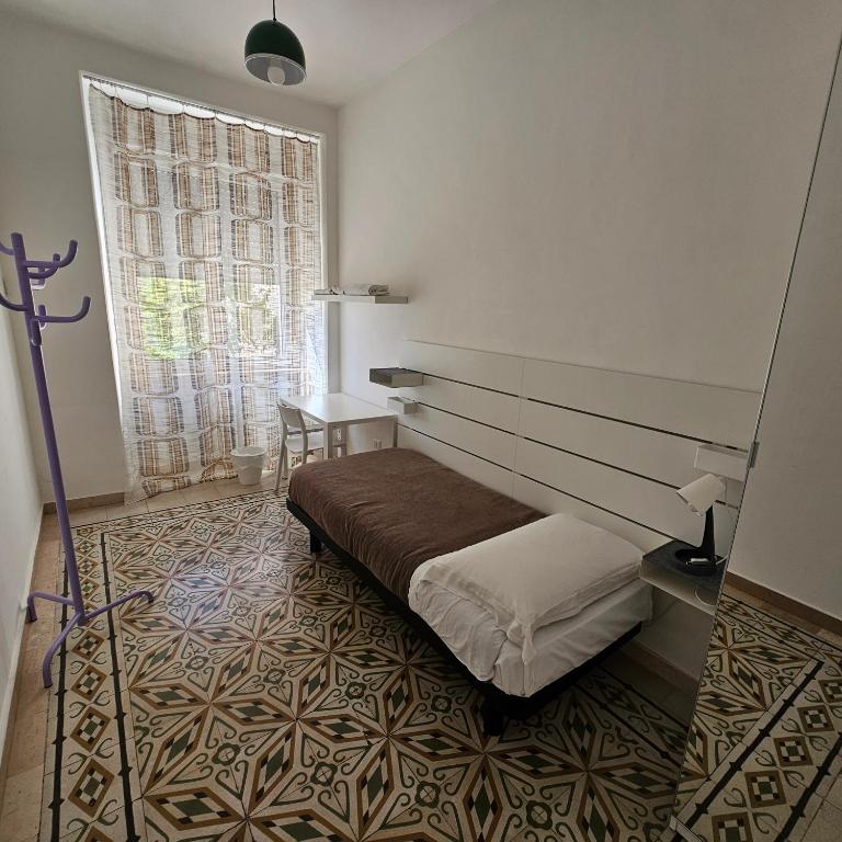 Postel nebo postele na pokoji v ubytování ESSENTIAL ROOM & PARKING in Centro Città con Parcheggio Privato e WIFI