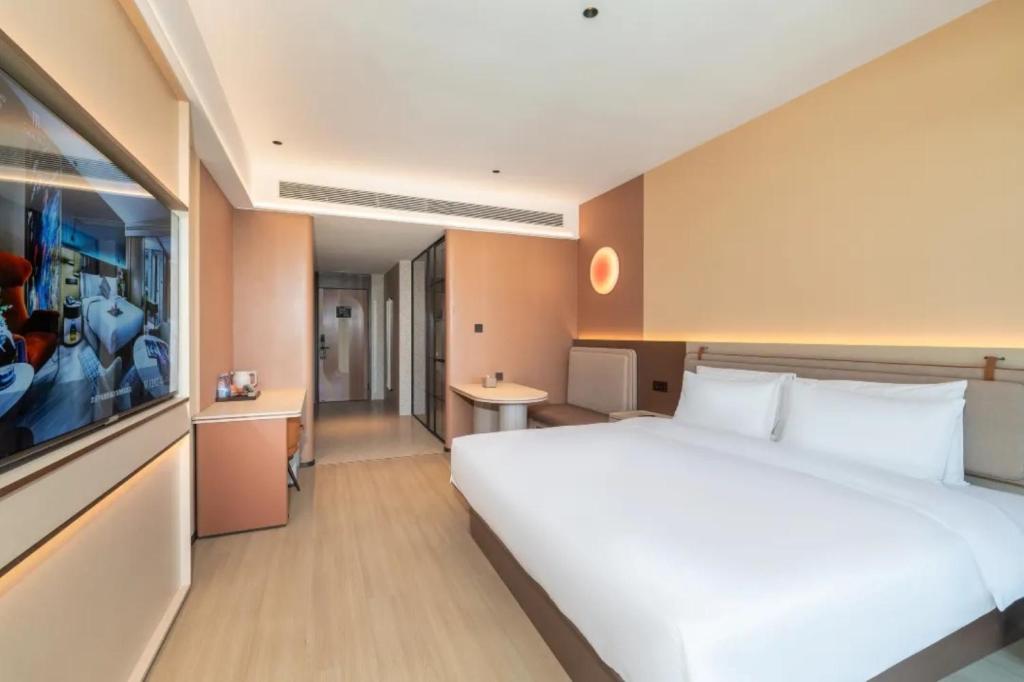 Postel nebo postele na pokoji v ubytování Mehood Lestie International Hotel Zhuhai Lovers Road Branch - Free breakfast & Free afternoon tea & Free midnight snack