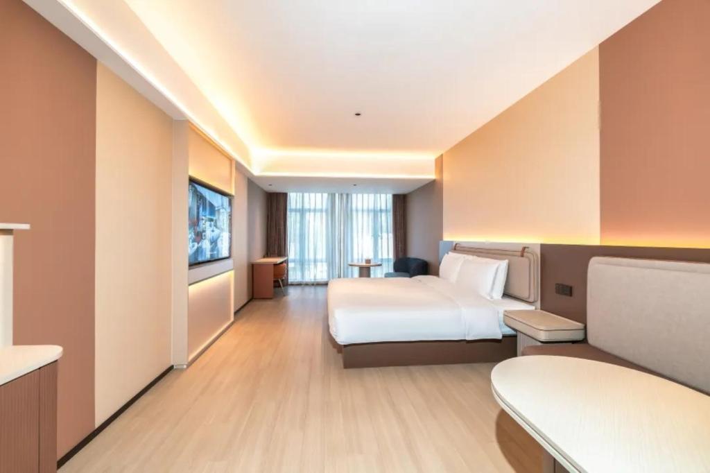 Postel nebo postele na pokoji v ubytování Mehood Lestie International Hotel Zhuhai Lovers Road Branch - Free breakfast & Free afternoon tea & Free midnight snack