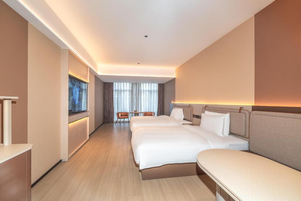 Postel nebo postele na pokoji v ubytování Mehood Lestie International Hotel Zhuhai Lovers Road Branch - Free breakfast & Free afternoon tea & Free midnight snack