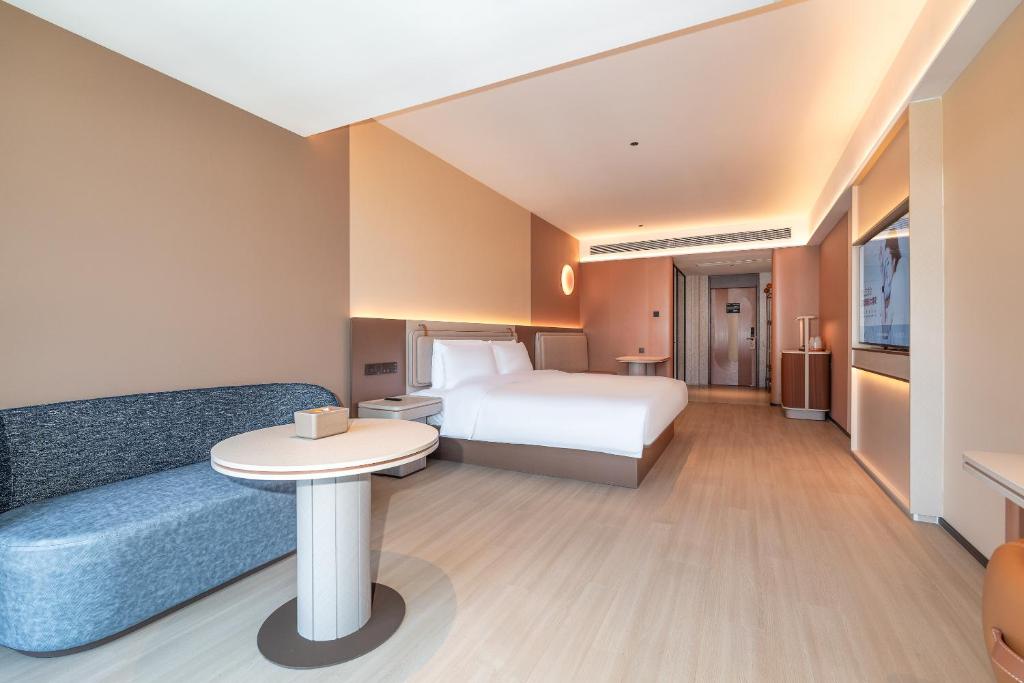 Postel nebo postele na pokoji v ubytování Mehood Lestie International Hotel Zhuhai Lovers Road Branch - Free breakfast & Free afternoon tea & Free midnight snack