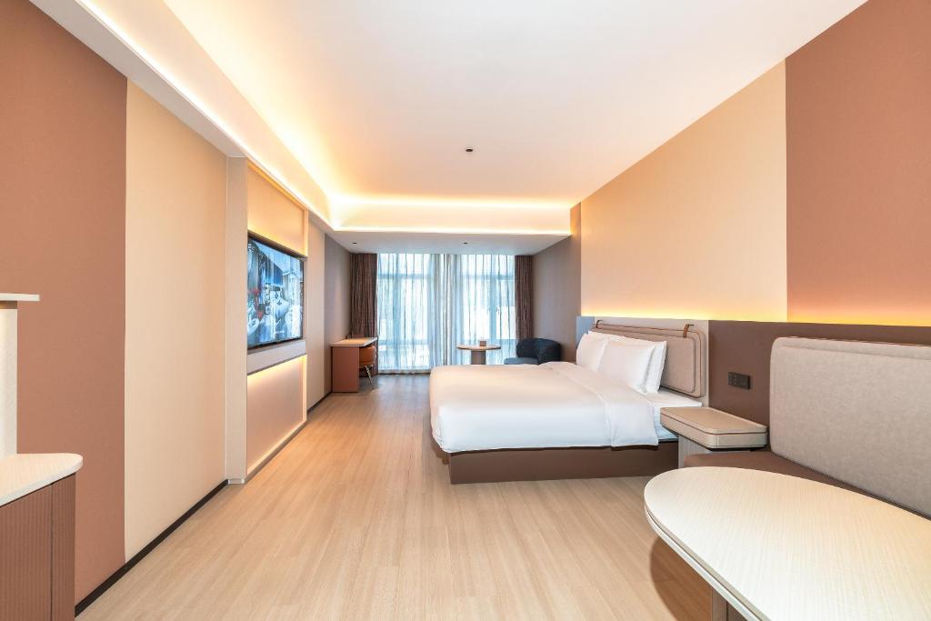 Postel nebo postele na pokoji v ubytování Mehood Lestie International Hotel Zhuhai Lovers Road Branch - Free breakfast & Free afternoon tea & Free midnight snack