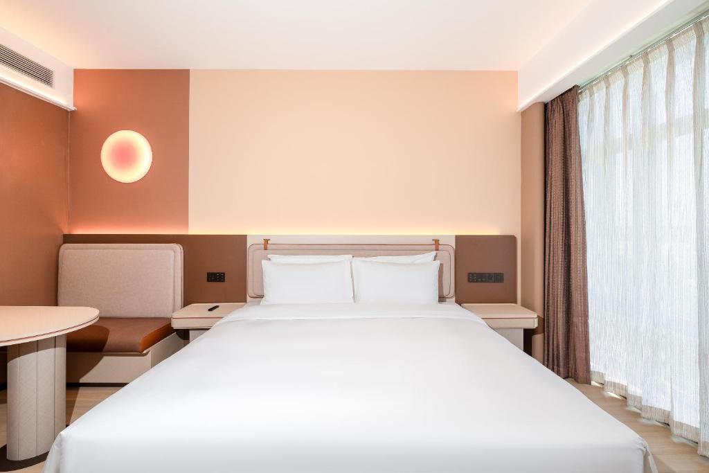 Postel nebo postele na pokoji v ubytování Mehood Lestie International Hotel Zhuhai Lovers Road Branch - Free breakfast & Free afternoon tea & Free midnight snack
