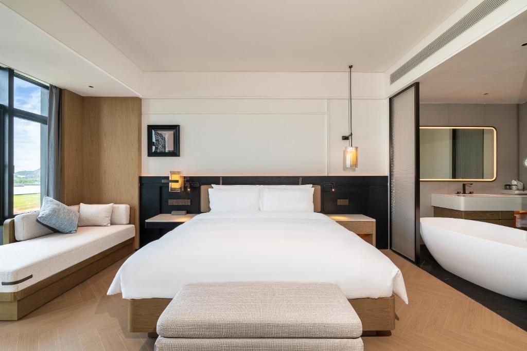 Postel nebo postele na pokoji v ubytování Mehood Lestie International Hotel Zhuhai Lovers Road Branch - Free breakfast & Free afternoon tea & Free midnight snack