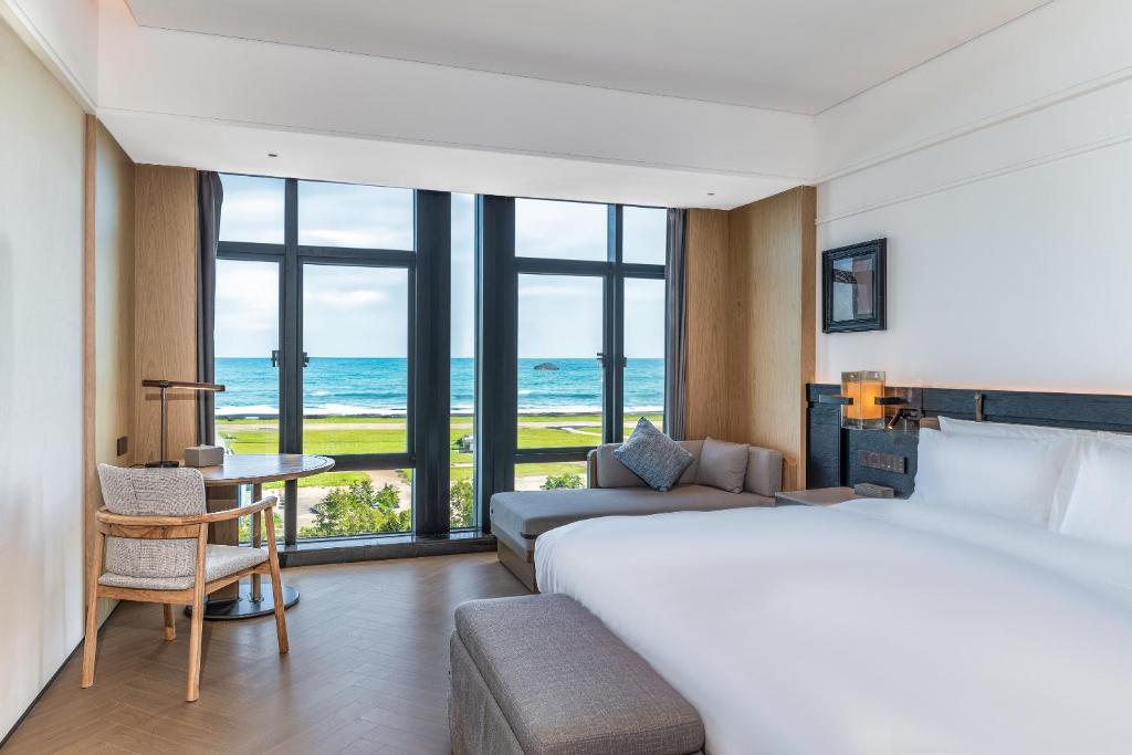 Postel nebo postele na pokoji v ubytování Mehood Lestie International Hotel Zhuhai Lovers Road Branch - Free breakfast & Free afternoon tea & Free midnight snack