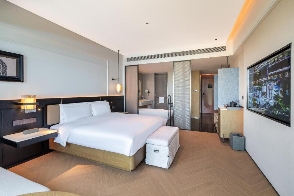 Postel nebo postele na pokoji v ubytování Mehood Lestie International Hotel Zhuhai Lovers Road Branch - Free breakfast & Free afternoon tea & Free midnight snack