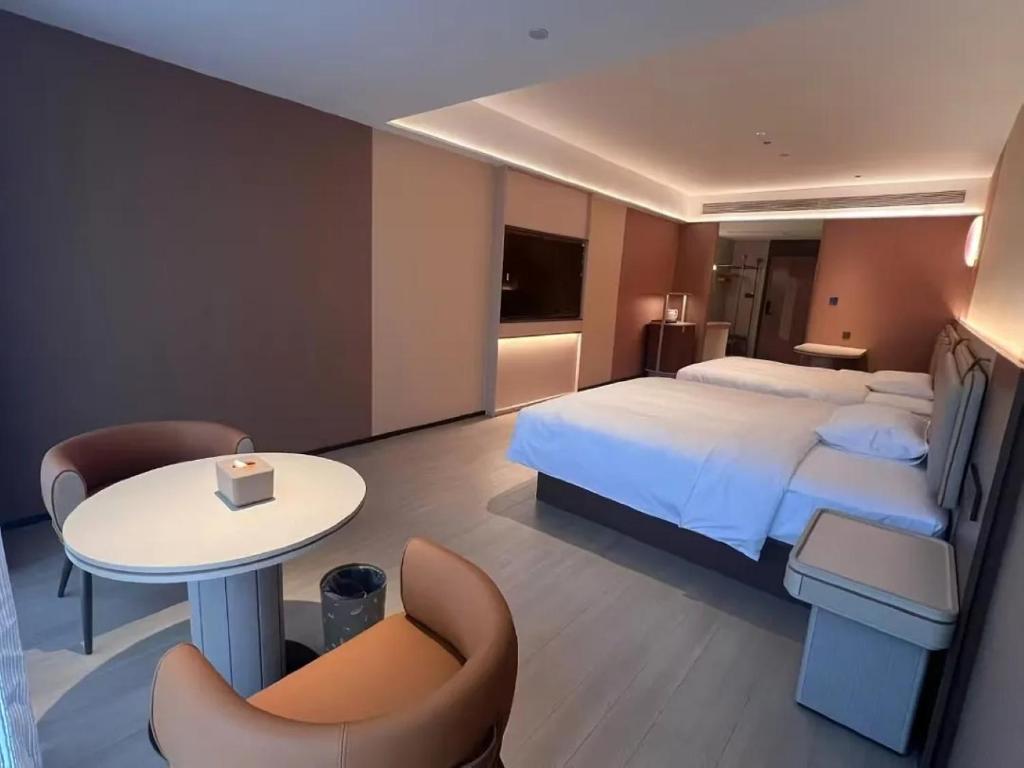Postel nebo postele na pokoji v ubytování Mehood Lestie International Hotel Zhuhai Lovers Road Branch - Free breakfast & Free afternoon tea & Free midnight snack