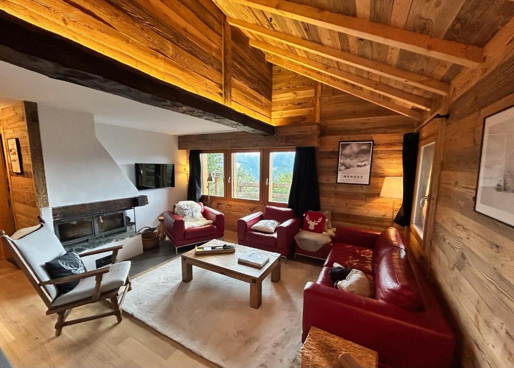 an overhead view of a living room with red furniture at Chalet traditionnel Haute Nendaz in Nendaz