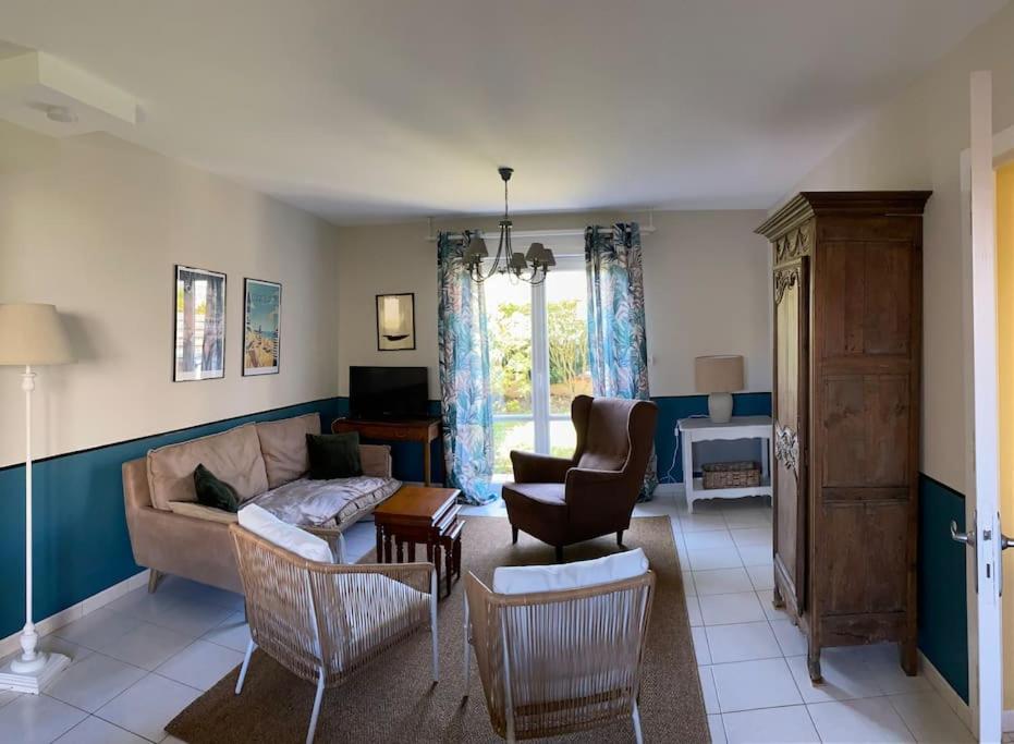 un salon avec un canapé et des chaises dans l'établissement Ravissante maison au cœur de Cabourg, à Cabourg