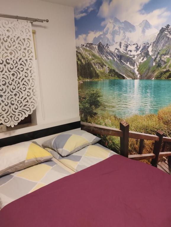 - une chambre avec vue sur le lac et les montagnes dans l'établissement Hodak, à Białka Tatrzańska