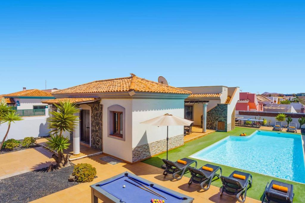 obraz willi z basenem w obiekcie Villa Maca by Villa Plus w Corralejo