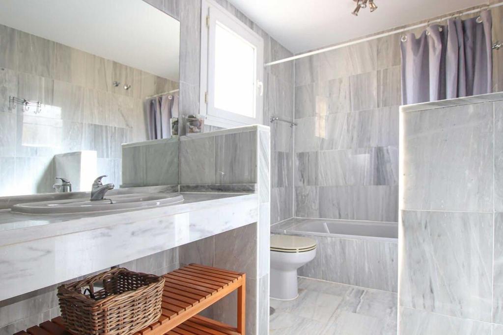 Kúpeľňa v ubytovaní Precioso ático en Cabopino - Marbella