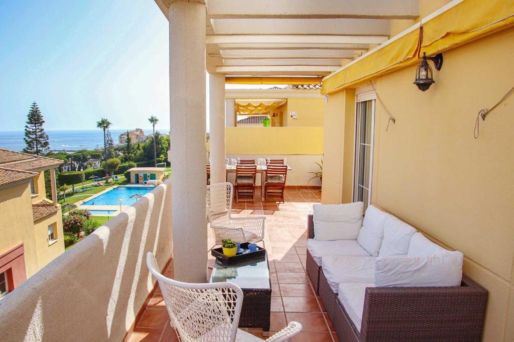 Bazén v ubytovaní Precioso ático en Cabopino - Marbella alebo v jeho blízkosti