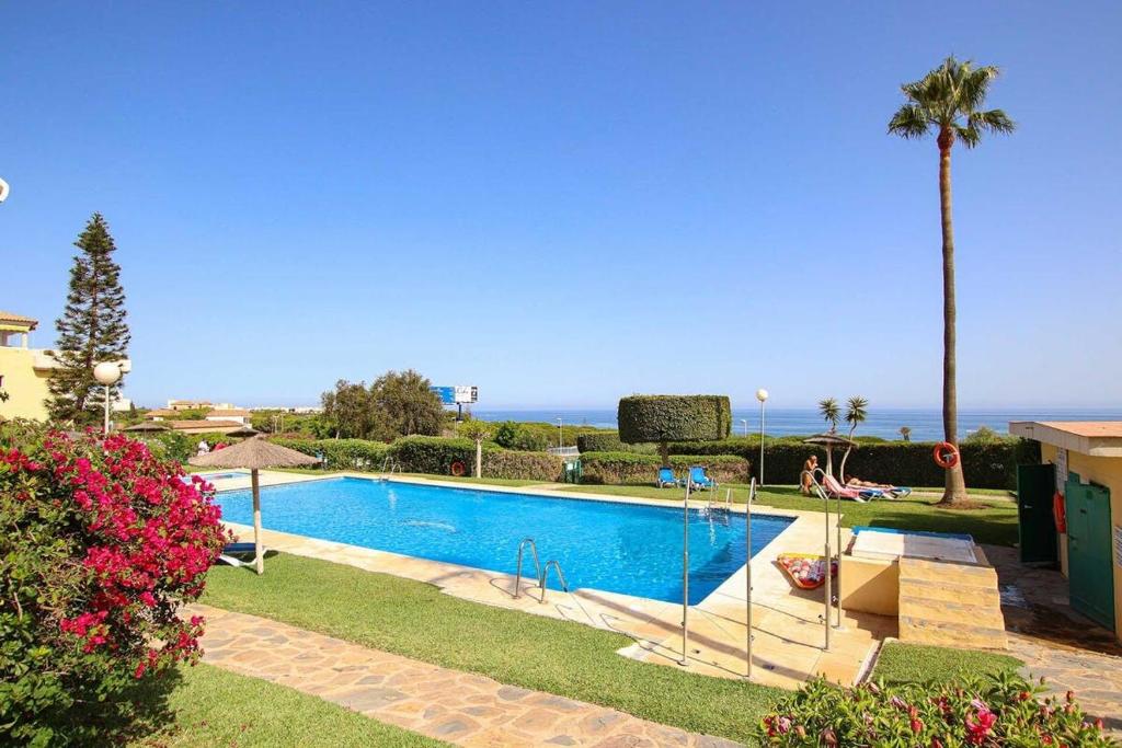 Bazén v ubytovaní Precioso ático en Cabopino - Marbella alebo v jeho blízkosti