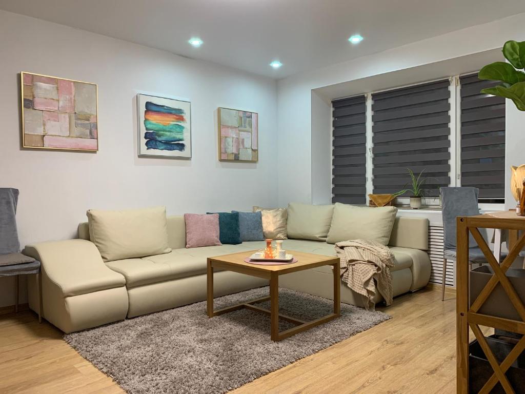 Posezení v ubytování Family-Friendly 2-BedRoom Apt Free Parking