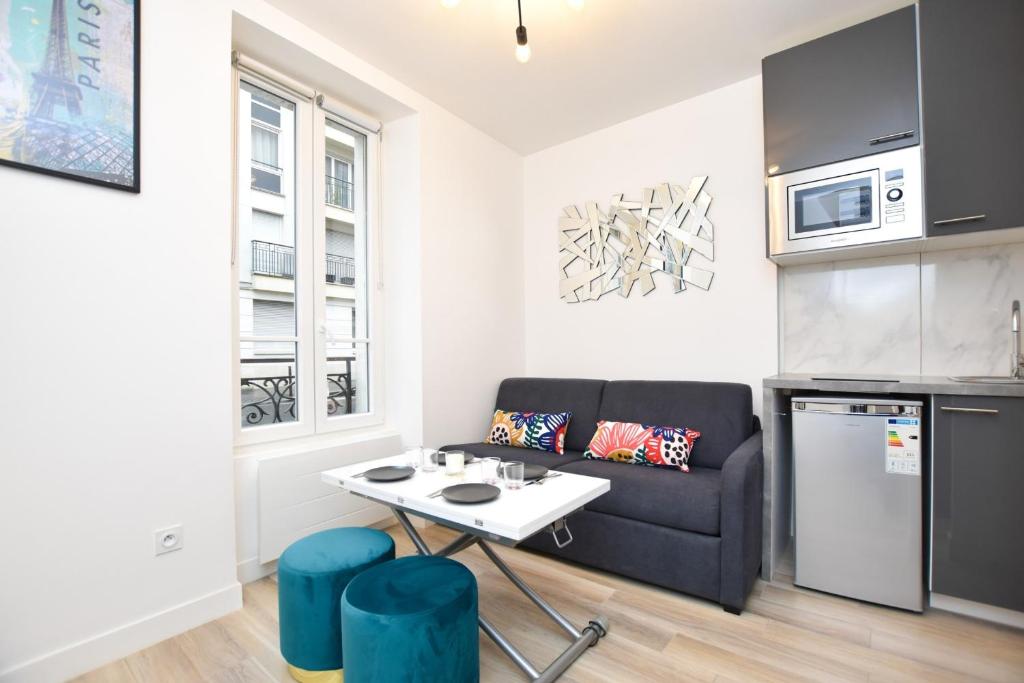un salon avec un canapé et une table dans l'établissement Charming apartment - 1BR-2P - Petit-Montrouge, à Paris
