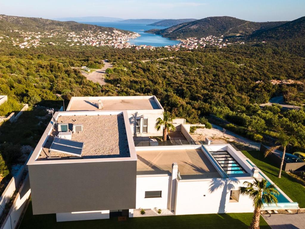 eine Luftaufnahme eines Hauses in der Unterkunft Villa Koko Vinišće with heated pool and sea view in Vinišće