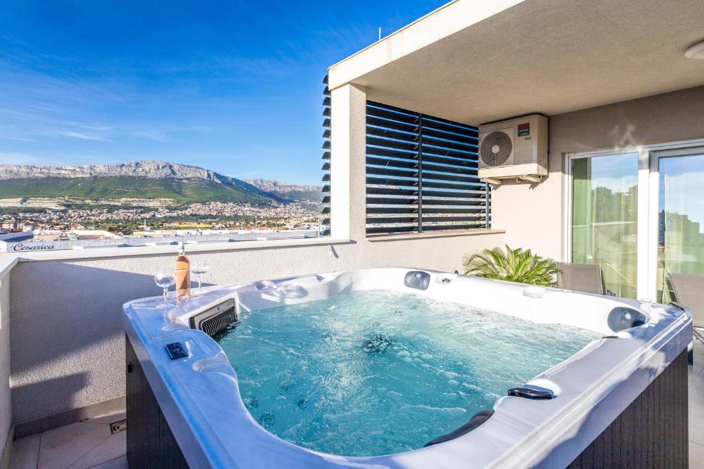 Fotografia z galérie ubytovania Luxury modern penthouse w jacuzzi & huge terrace v Splite