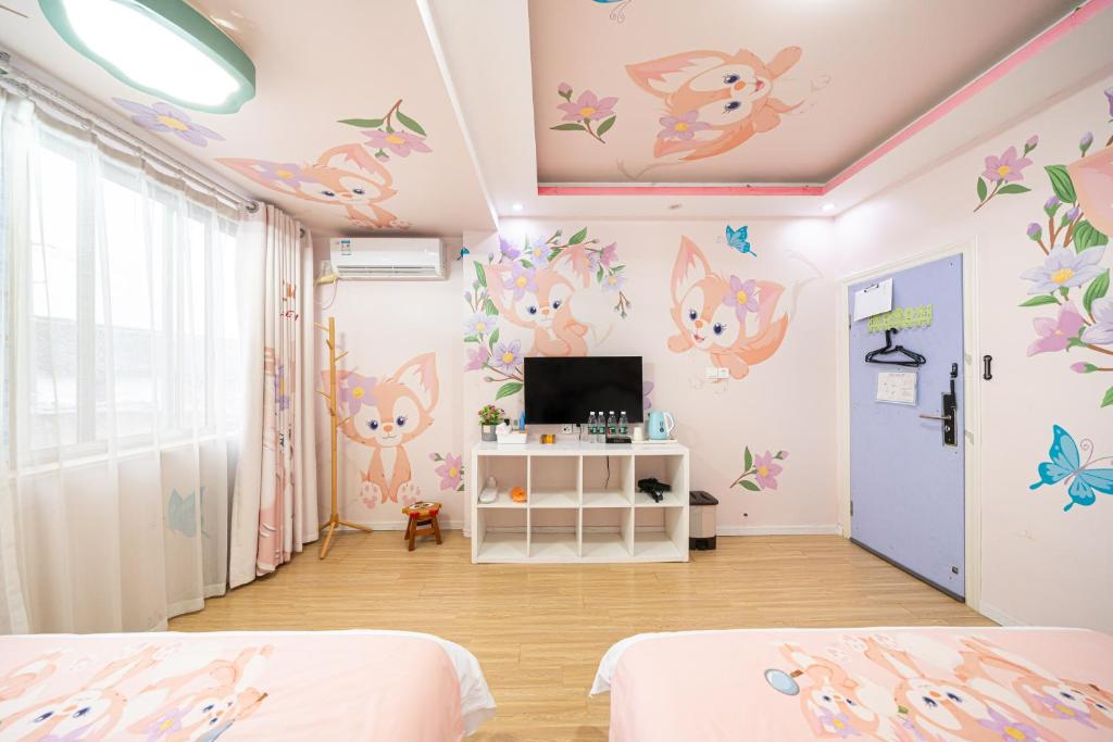 TV a/nebo společenská místnost v ubytování Shanghai Monegative Time Garden Hotel Disney Store